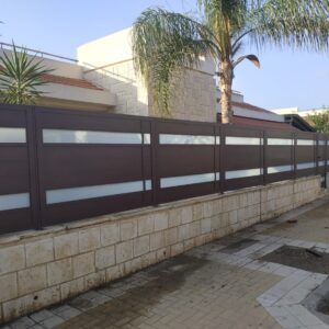 גדר אטומה בשילוב זכוכית