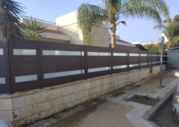 גדר אטומה בשילוב זכוכית